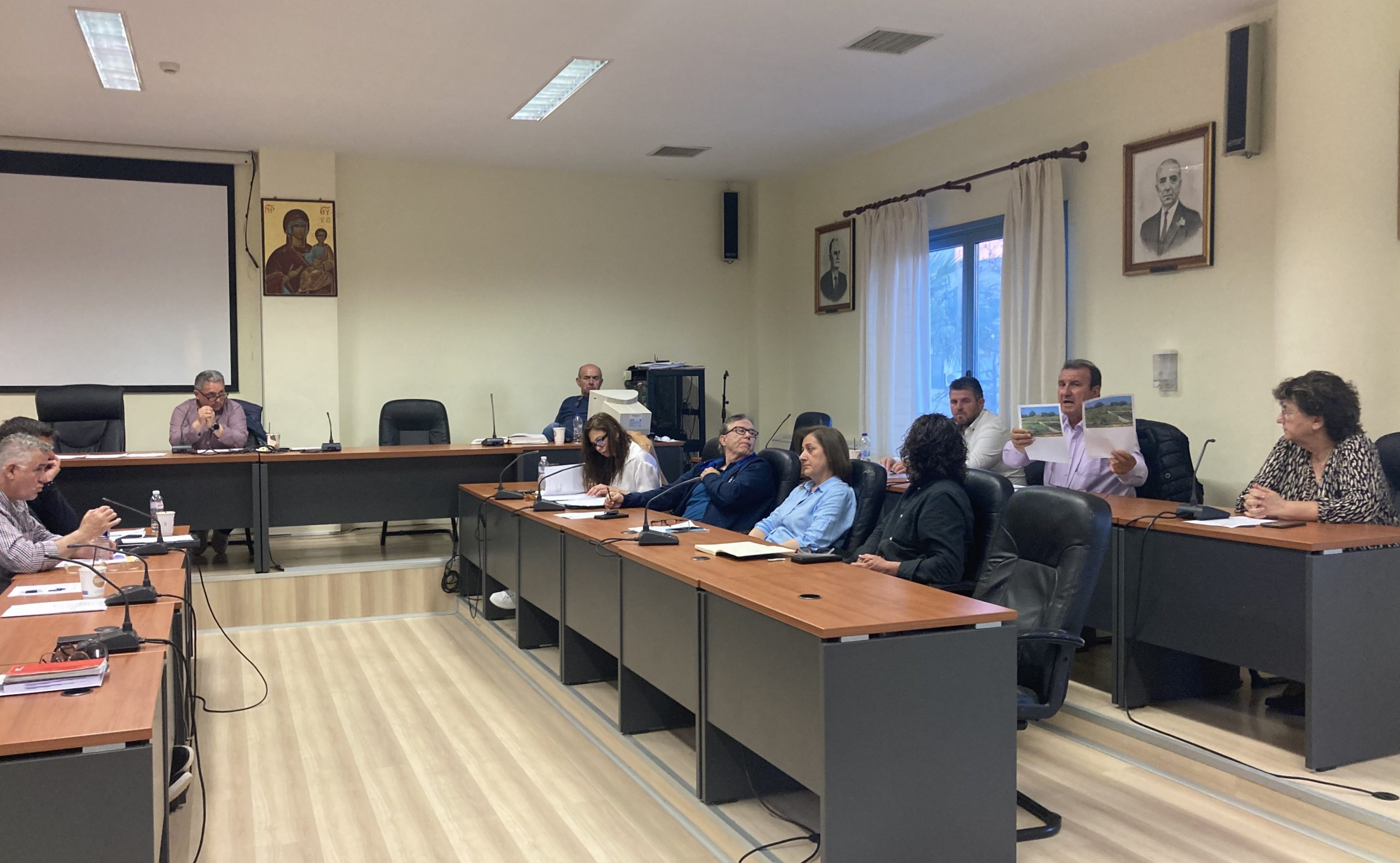Δ.Σ. Τριφυλίας: Εντάσεις, διακοπές και ερωτήσεις για σοβαρά ζητήματα στη λογοδοσία