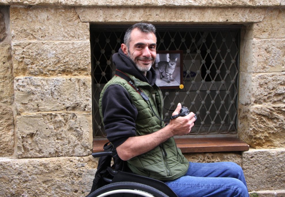 Μανώλης Γιαννιός: Μέσα από τα πορτρέτα βλέπω  την ελπίδα στα μάτια των ανθρώπων