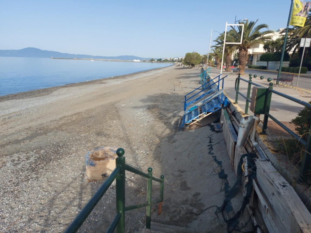 Γιατί δεν τα απομάκρυναν;