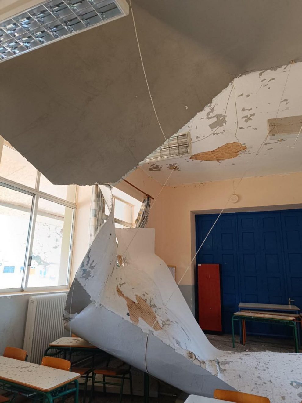 Κατέρρευσε τμήμα οροφής σε τάξη του 1ου Δημοτικού Σχολείου Φιλιατρών