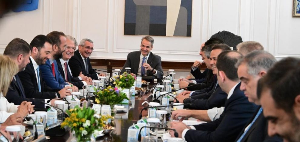 Συνάντηση Μητσοτάκη με περιφερειάρχες: Στο επίκεντρο η υλοποίηση  των προγραμμάτων του ΕΣΠΑ