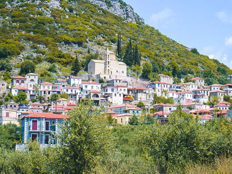 Σοβαρές αιχμές και υπονοούμενα για  το μεγάλο έργο ανάπλασης οικισμών στη Μάνη