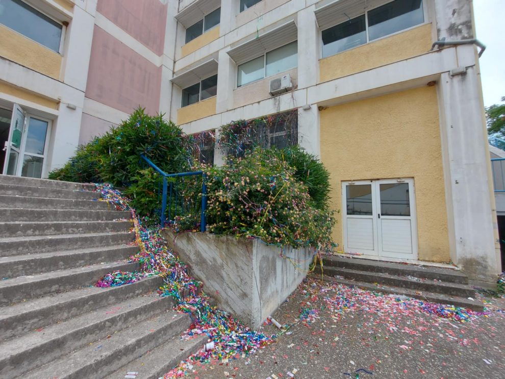 Μεγάλο πρόβλημα οι κόρνες  και τα κομφετί στις ορκωμοσίες
