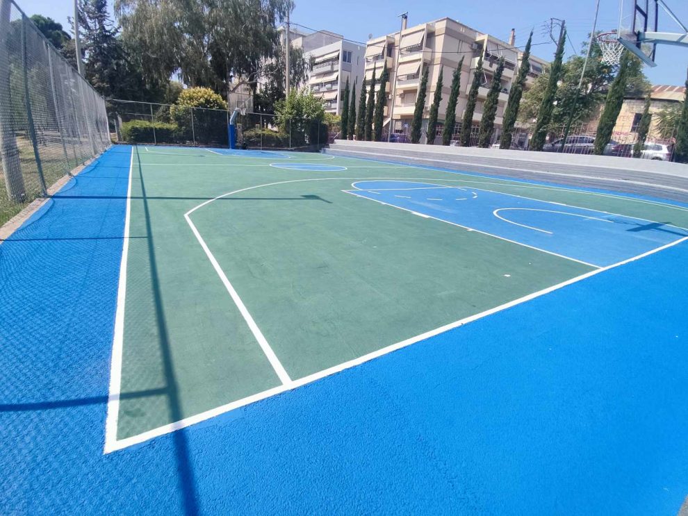 Αναβαθμίστηκε το ανοιχτό γήπεδο μπάσκετ στο Δημοτικό Πάρκο Σιδηροδρόμων