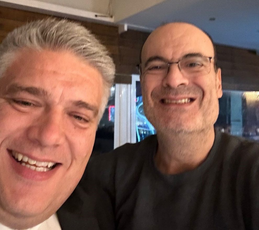 Ο Μίλτος Χρυσομάλλης αποχαιρετά τον Δημήτρη Καρμπαλιώτη