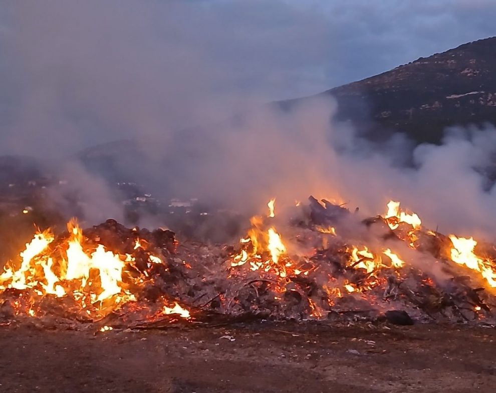 Φωτιά στην παράνομη χωματερή  του Δήμου στο Βιολογικό Καθαρισμό Κυπαρισσίας