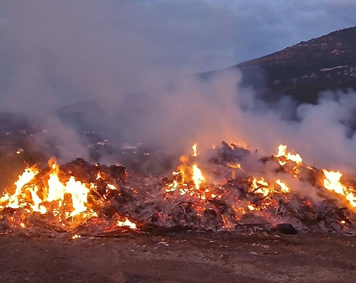 Φωτιά στην παράνομη χωματερή  του Δήμου στο Βιολογικό Καθαρισμό Κυπαρισσίας