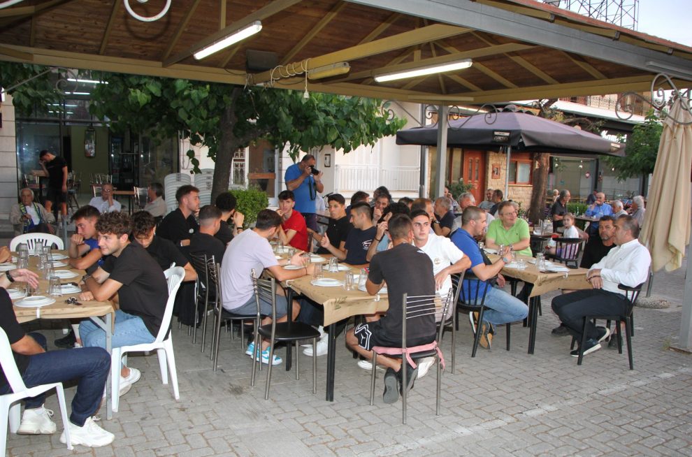 Πανθουριακός: Με μεγάλο γλέντι στην πλατεία του χωριού γιόρτασαν οι πρωταθλητές