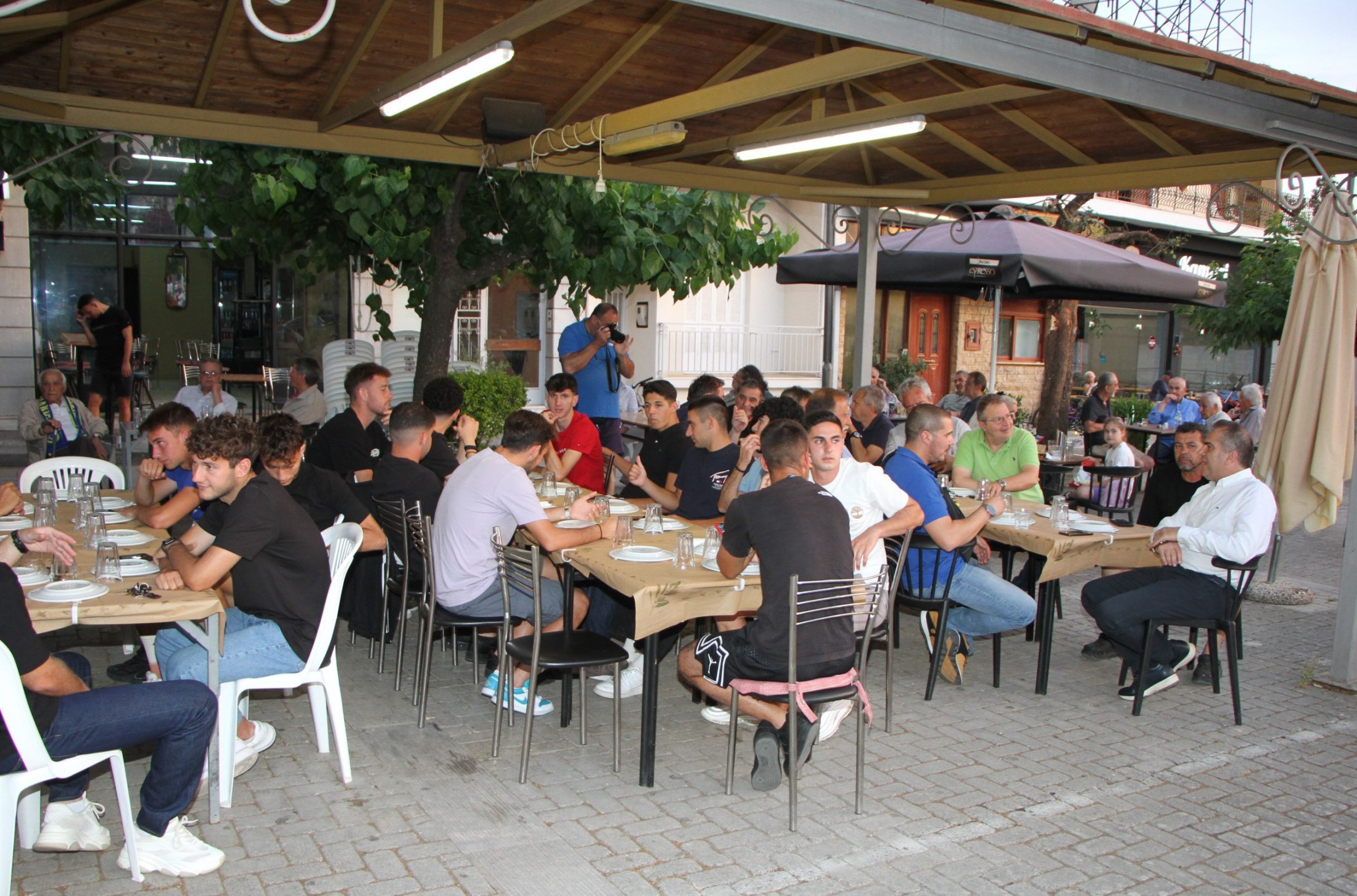 Πανθουριακός: Με μεγάλο γλέντι στην πλατεία του χωριού γιόρτασαν οι πρωταθλητές