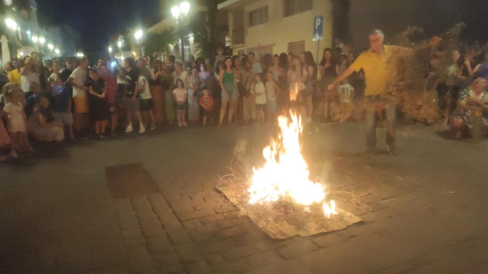 Άνω Πόλη Κυπαρισσίας: Πήδηξαν τις φωτιές του Αϊ-Γιαννιού του Ριγανά