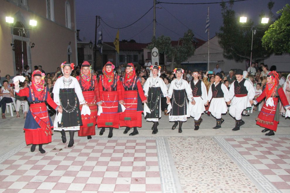 Αναβίωσε το έθιμο του Κλήδονα με χορούς  και κάψιμο στεφανιών στο Xαρακοπιό
