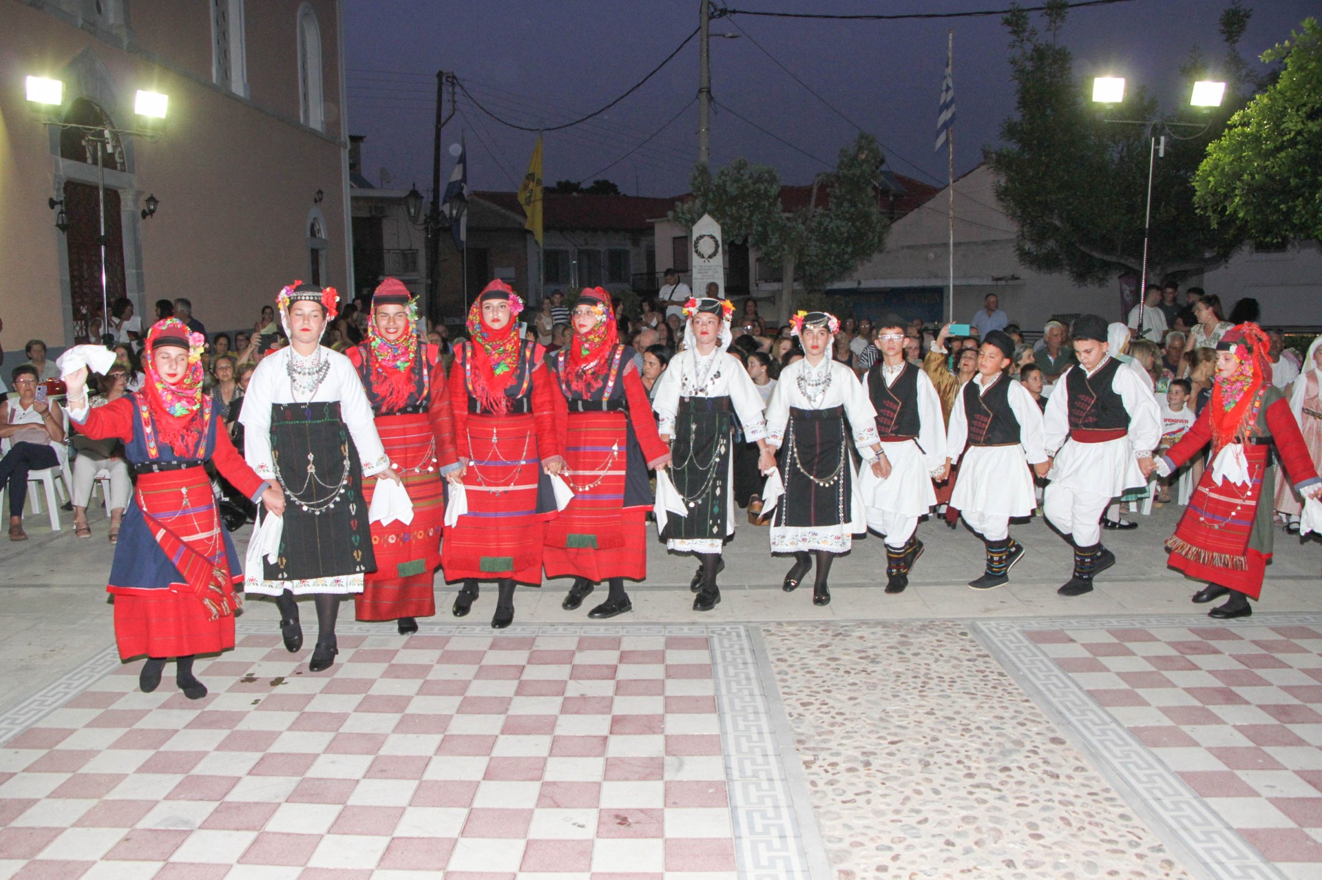Αναβίωσε το έθιμο του Κλήδονα με χορούς  και κάψιμο στεφανιών στο Xαρακοπιό