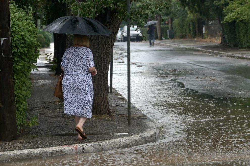 Καιρός: Μεσημεριανές μπόρες, καταιγίδες και 36άρια την Παρασκευή – Πτώση θερμοκρασίας το Σαββατοκύριακο