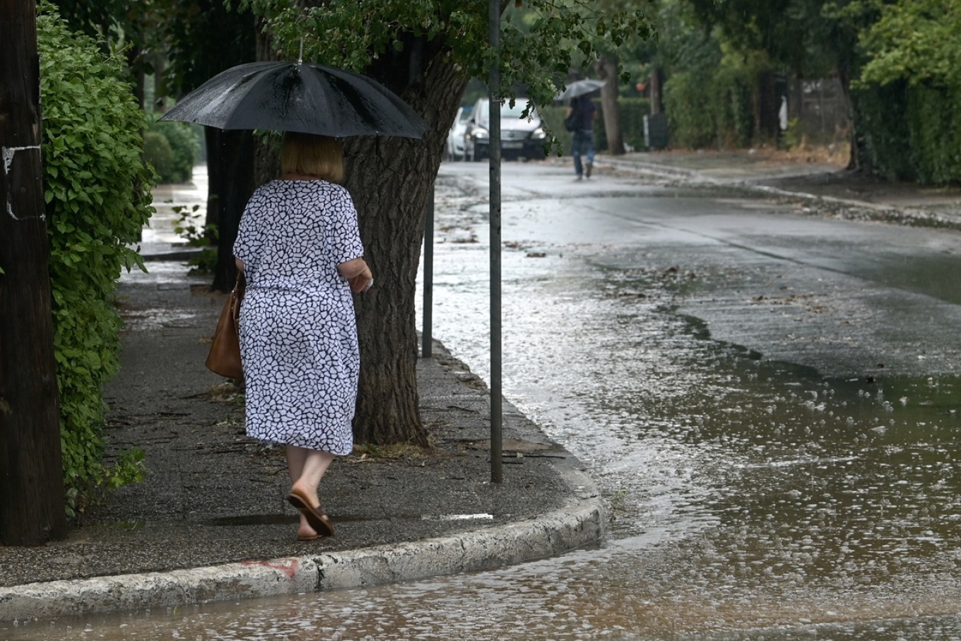 Καιρός: Μεσημεριανές μπόρες, καταιγίδες και 36άρια την Παρασκευή – Πτώση θερμοκρασίας το Σαββατοκύριακο