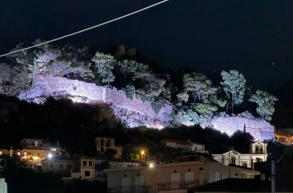 Επιτέλους φωτίστηκε το Κάστρο της Κυπαρισσίας