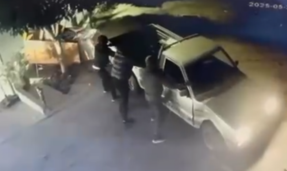 Με κλεμμένα αυτοκίνητα που έκαψαν μετά,  προσπάθησαν να διαρρήξουν το ΑΤΜ στη Βαλύρα