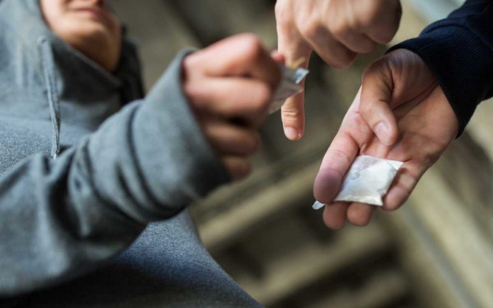 Από την ηλικία των 12 έχουν πρώτη επαφή με ναρκωτικά