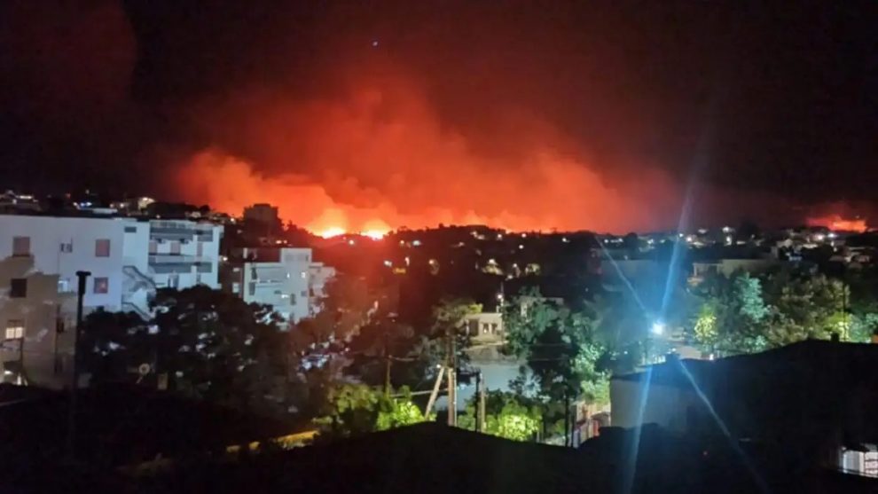 Μαίνονται οι φωτιές στη Χίο: Μπαράζ μηνυμάτων του 112 για εκκένωση οικισμών