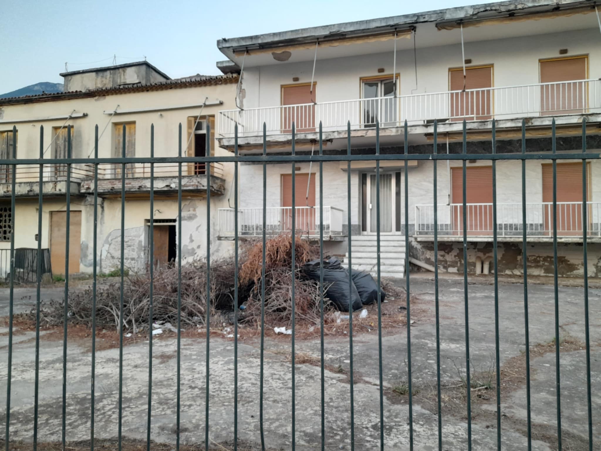 Παρατημένα για μήνες