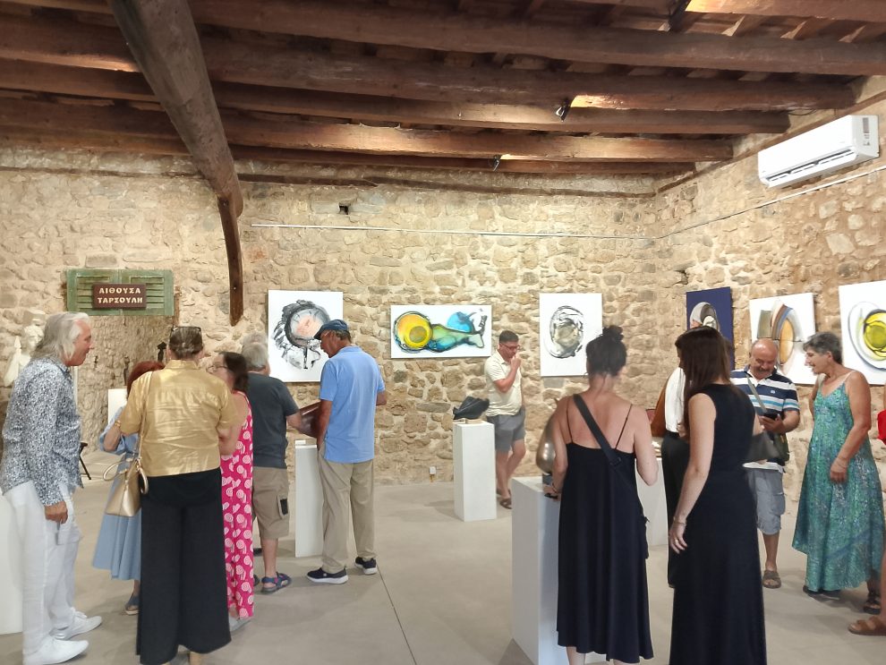 Με επιτυχία τα εγκαίνια της έκθεσης γλυπτικής  και ζωγραφικής στο Μανιατάκειο Ίδρυμα