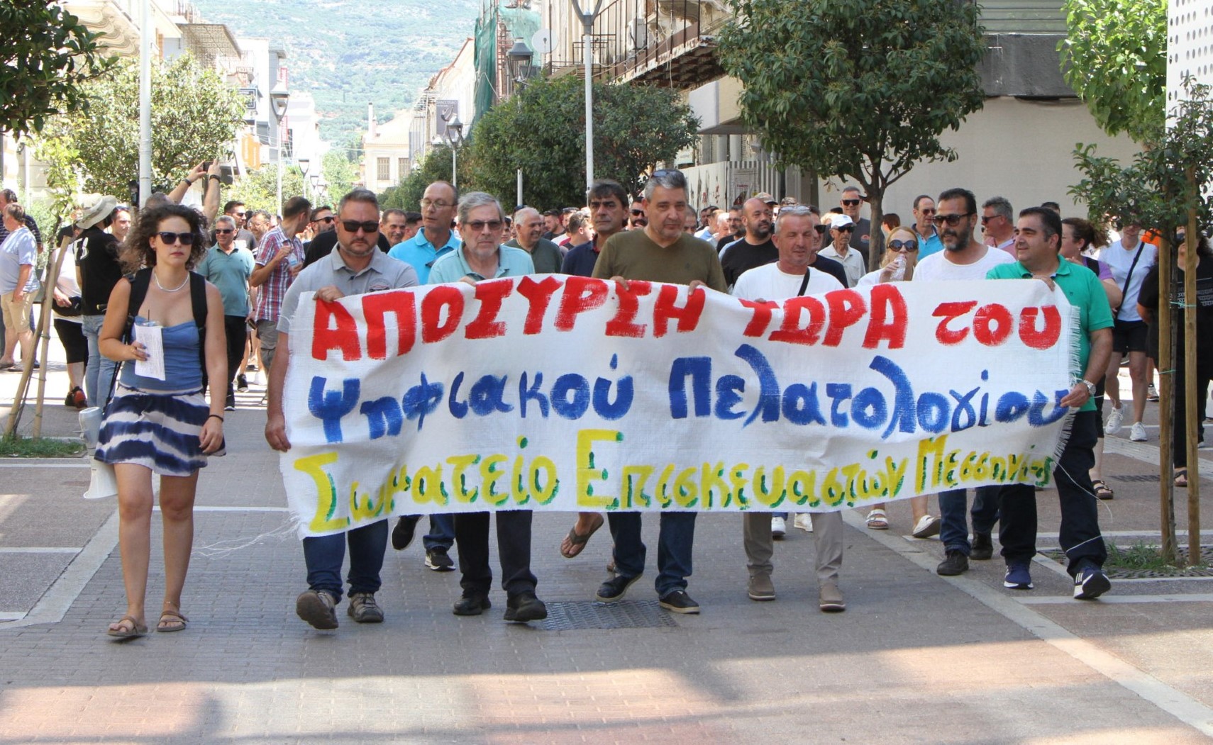 Ψηφιακό πελατολόγιο στα συνεργεία: Κατέβασαν ρολά και βγήκαν δυναμικά στο δρόμο
