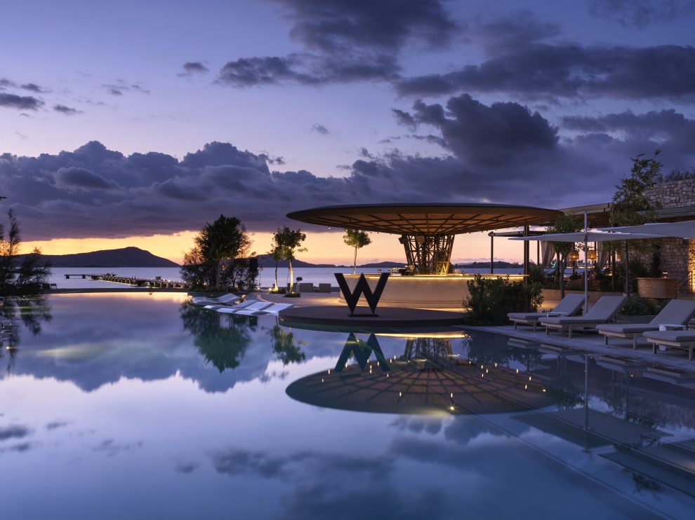 W Costa Navarino: Βραδιές ηλεκτρονικής μουσικής με την επιμέλεια του Γιάννη Γεροντάκη και τα δροσερά cocktails της Belvedere Vodka