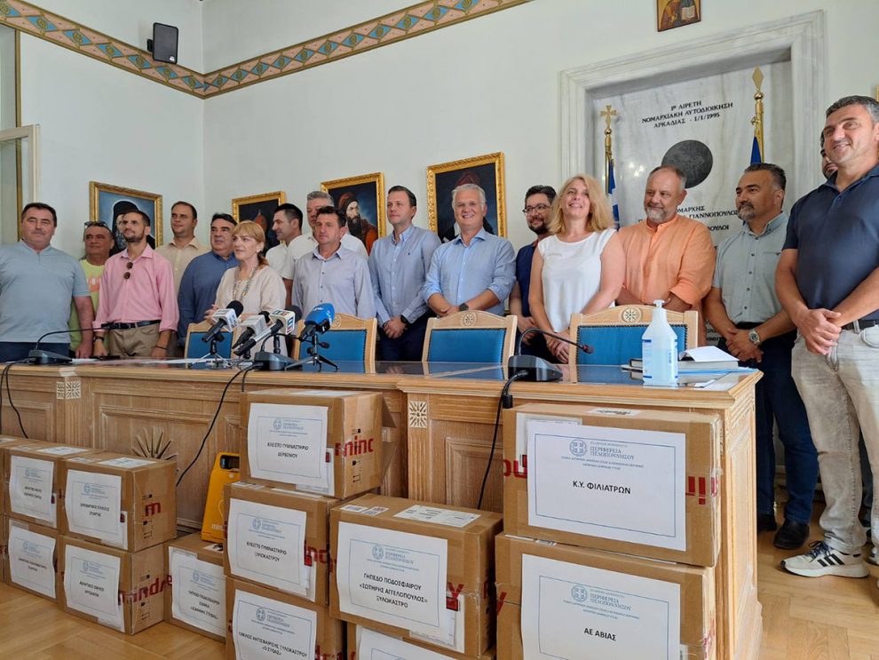 Παράδοση τριών απινιδωτών στη Μεσσηνία