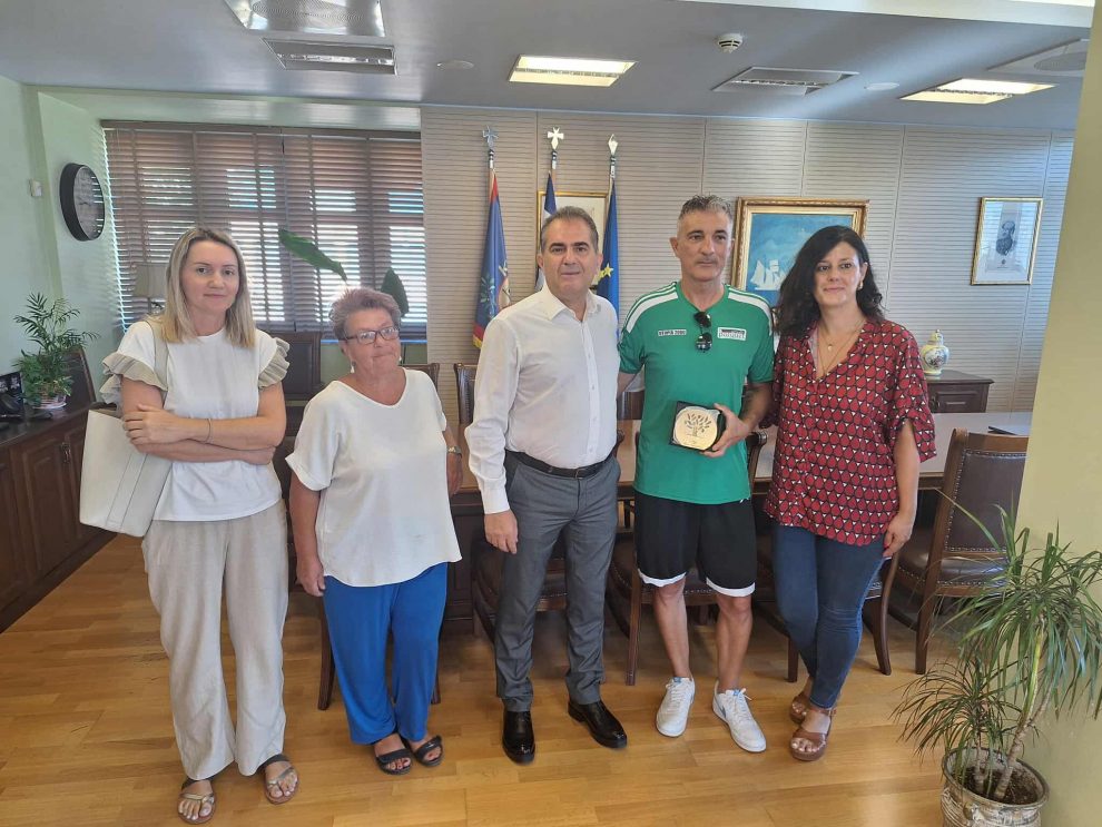 Επίσκεψη στην Καλαμάτα από Ιταλό ποδηλάτη που διασχίζει με ποδήλατο 10 χώρες της Ευρώπης