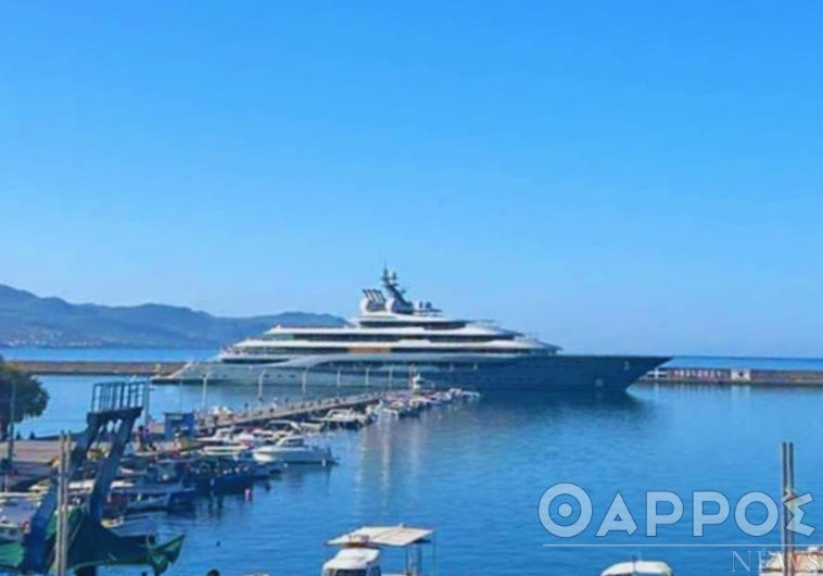 Ένα πλωτό παλάτι στο λιμάνι της Καλαμάτας