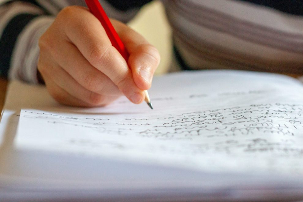 Το γράψιμο με το χέρι χάνεται και μαζί ο γραφικός χαρακτήρας μας