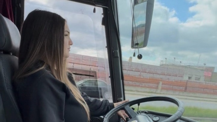 Η 23χρονη οδηγός λεωφορείου που σπάει τα στερεότυπα