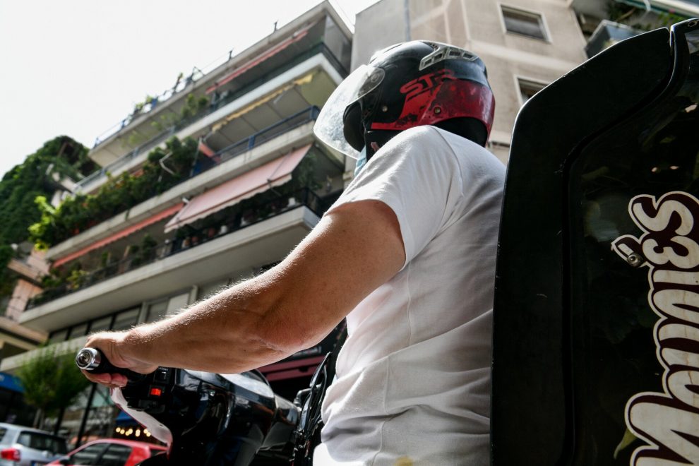 ΣΚΕΑΚ: Διαμαρτύρονται τα καταστήματα εστίασης για  τα οριζόντια μέτρα στα delivery λόγω καύσωνα
