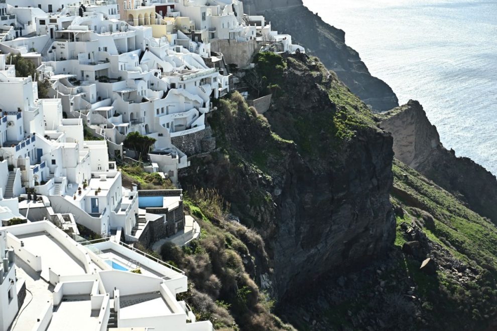 Μύκονος – Σαντορίνη: Ξενοδοχεία ζητούν… πελάτες μέσα στον Αύγουστο