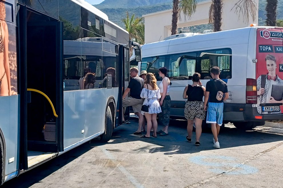 Στάσεις λεωφορείων ιδανικές  για ταλαιπωρία και θερμοπληξία!