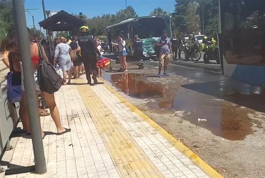 Σοβαρό τροχαίο στη Βούλα: Σύγκρουση δύο λεωφορείων – Τουλάχιστον 32 τραυματίες
