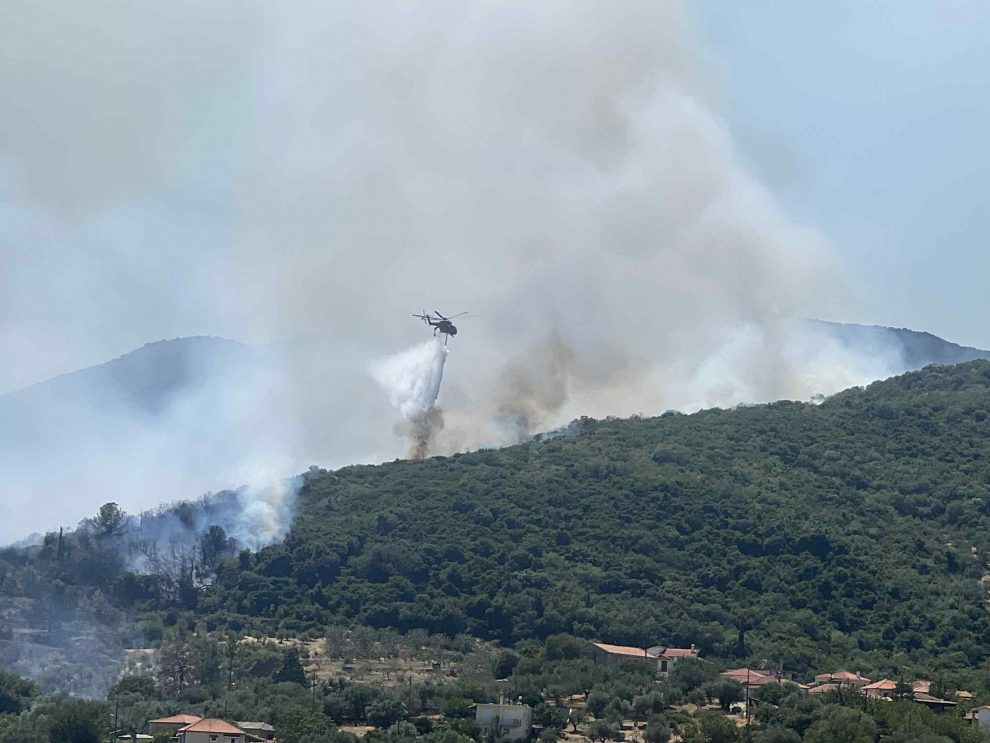 Μεγάλη φωτιά στα Πετράλωνα Μεσσηνίας