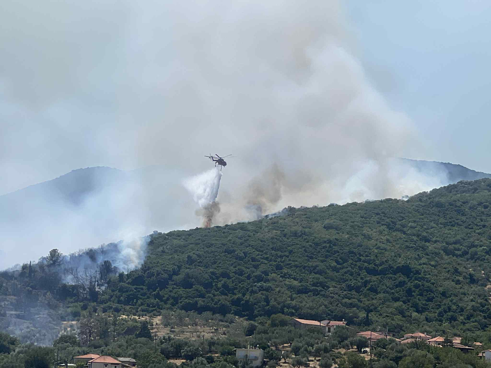 Μεγάλη φωτιά στα Πετράλωνα Μεσσηνίας