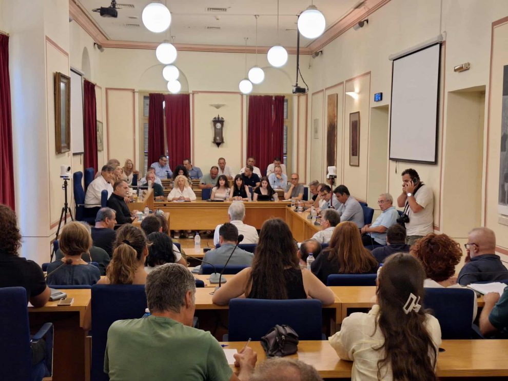 Η φωνή της νέας γενιάς ακούστηκε στο Δημαρχείο