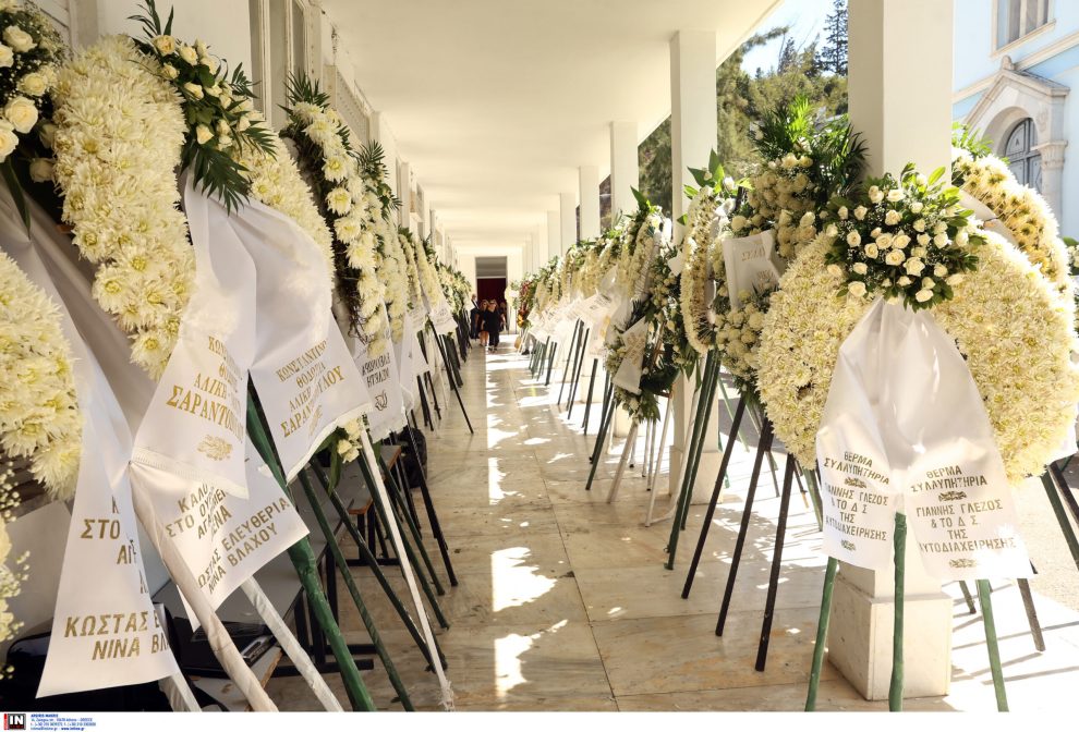 Το «ύστατο χαίρε» συγγενών, φίλων και πολιτικών στη Λένα Σαμαρά
