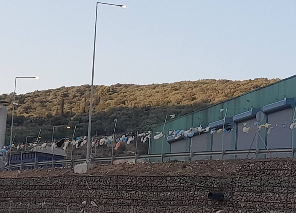 Διάσπαρτα σκουπίδια γύρω  από τη Μονάδα της Καλλιρρόης