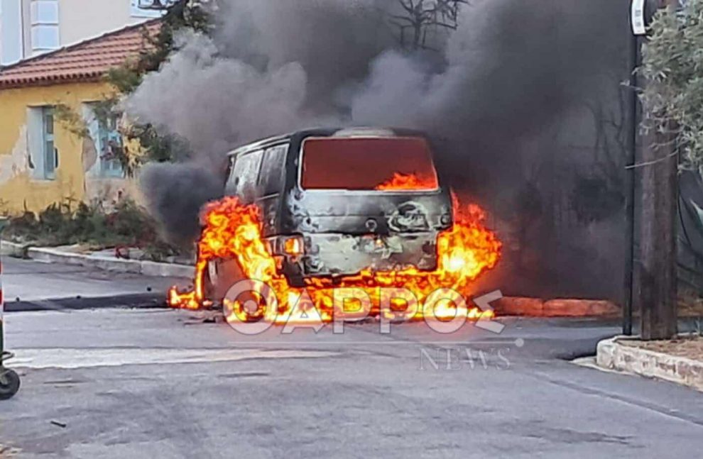 Φωτιά σε εν κινήσει αυτοκίνητο στα Φιλιατρά