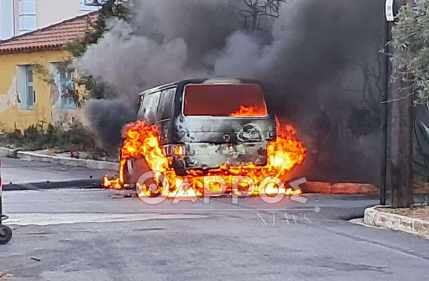 Φωτιά σε εν κινήσει αυτοκίνητο στα Φιλιατρά