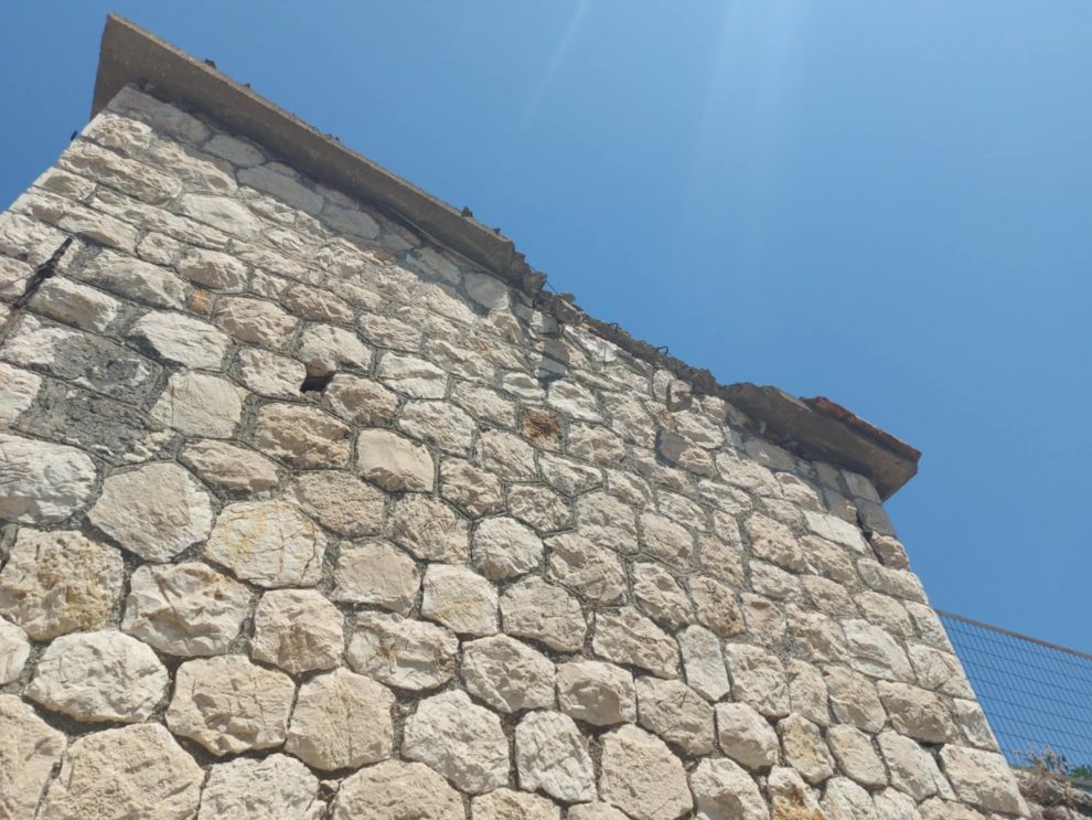 Κομμάτια τσιμέντου  κρέμονται στον αέρα