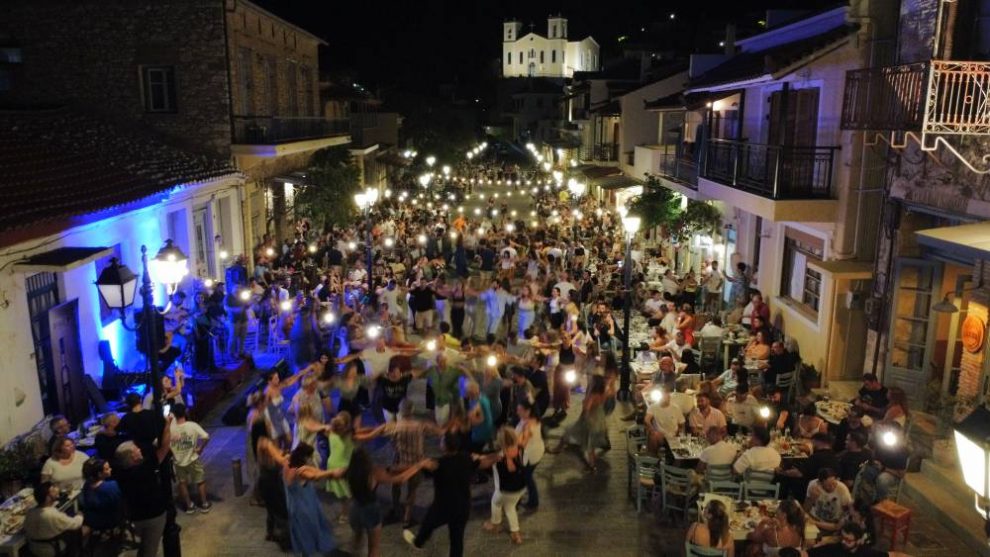 Όμορφο νησιώτικο γλέντι στην Άνω Πόλης Κυπαρισσίας