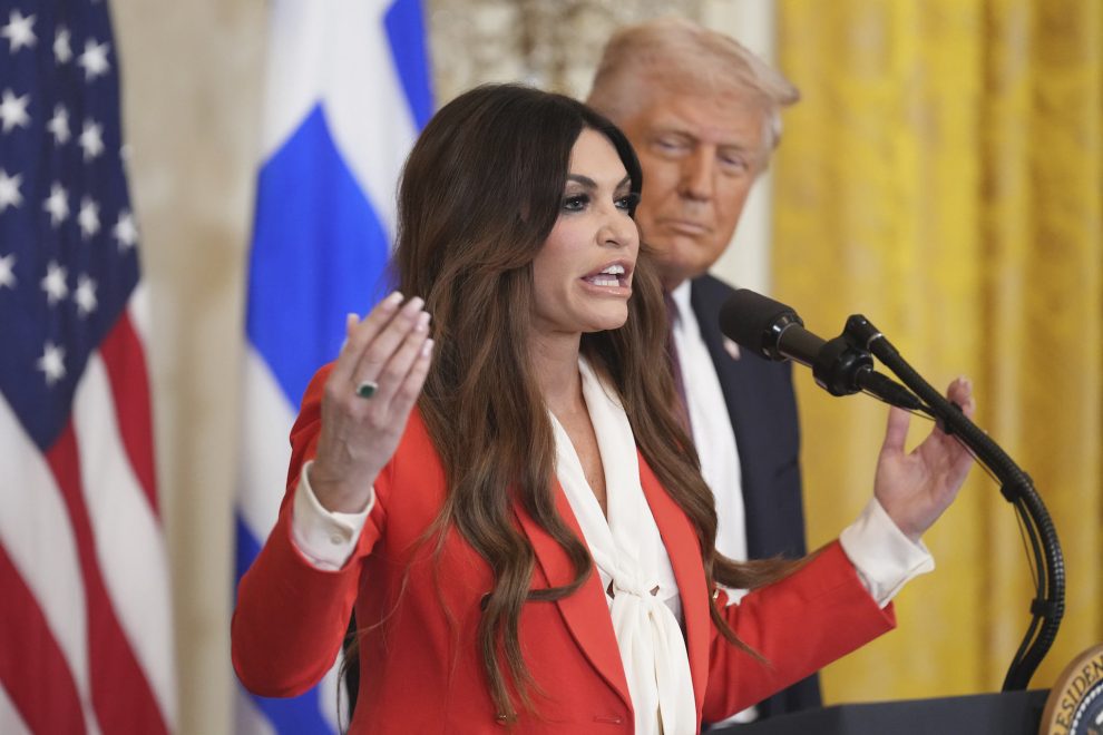 Κίμπερλι Γκίλφοϊλ: Καθυστερεί (κι άλλο) η έλευσή της στην Ελλάδα, λόγω του «εμφυλίου» στη Γερουσία