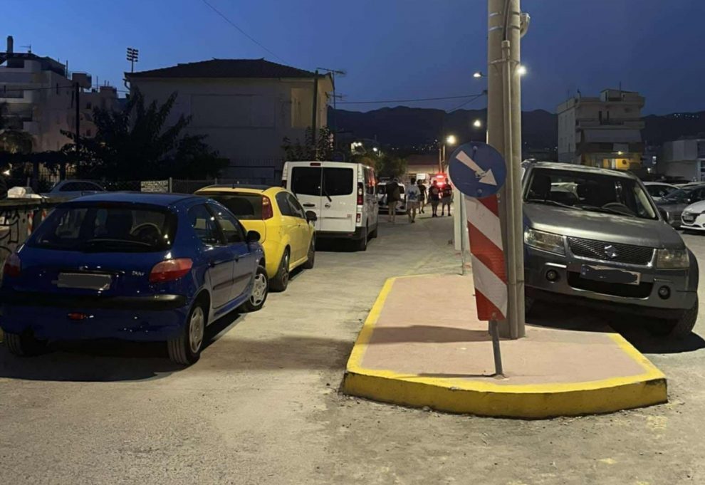 Παράνομα παρκαρίσματα πίσω από την «Ανάσταση»