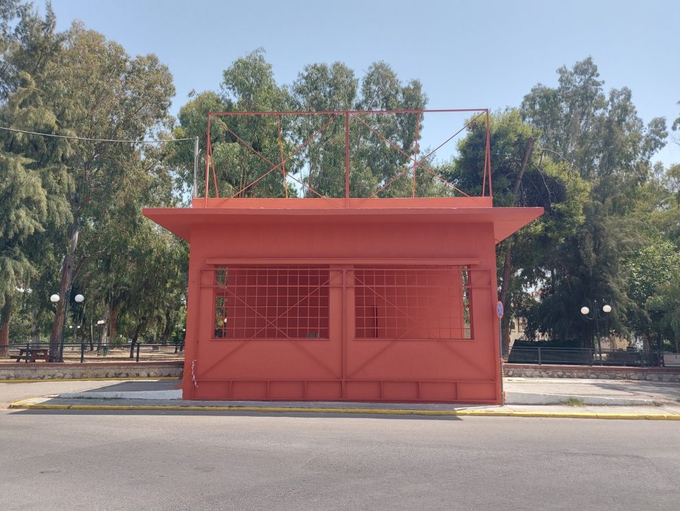 Η μπορντοροδοκόκκινη  γεφυροπλάστιγγα