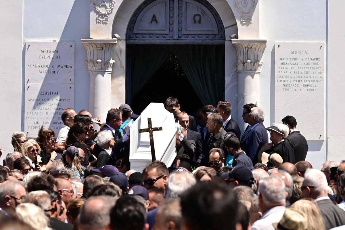 Σε κλίμα οδύνης το ύστατο  χαίρε στη Λένα Σαμαρά