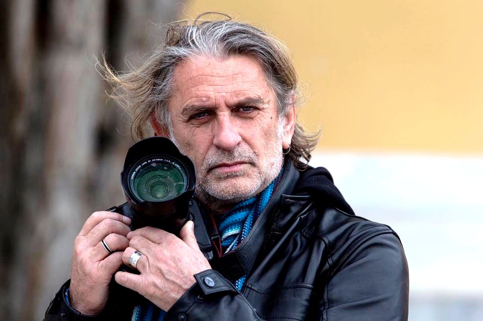 Μάριος Λώλος: «Όταν όλος ο κόσμος τρέχει να γλιτώσει, εμείς τρέχουμε για να αποτυπώσουμε τη στιγμή»