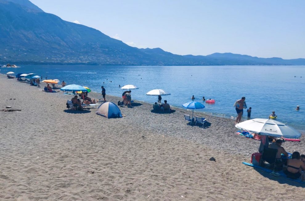 Ψάθα, καρεκλάκι, ομπρέλα,  και φύγαμε για παραλία…